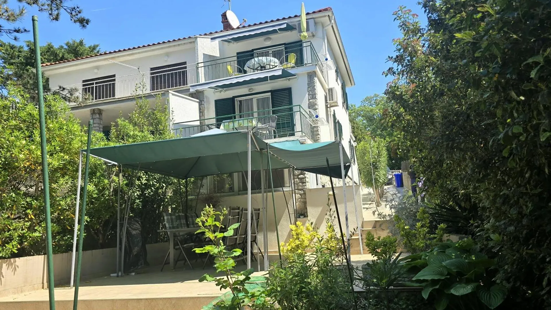 Apartmani Inka Njivice 0*,